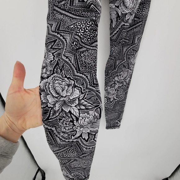 Lululemon Geometric wunder under Floral High Rise Yoga Tights size 4 - Picture 5 of 8